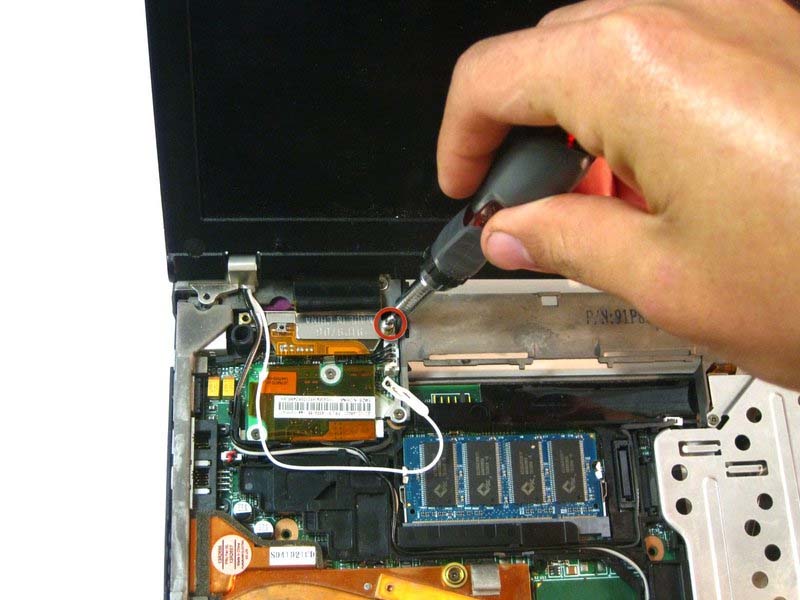 cac-buoc-thay-the-ram-cho-ibm-thinkpad-t42-h10