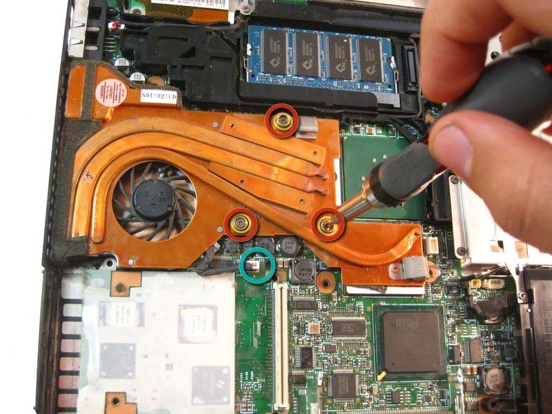cac-buoc-thay-the-ram-cho-ibm-thinkpad-t42-h13