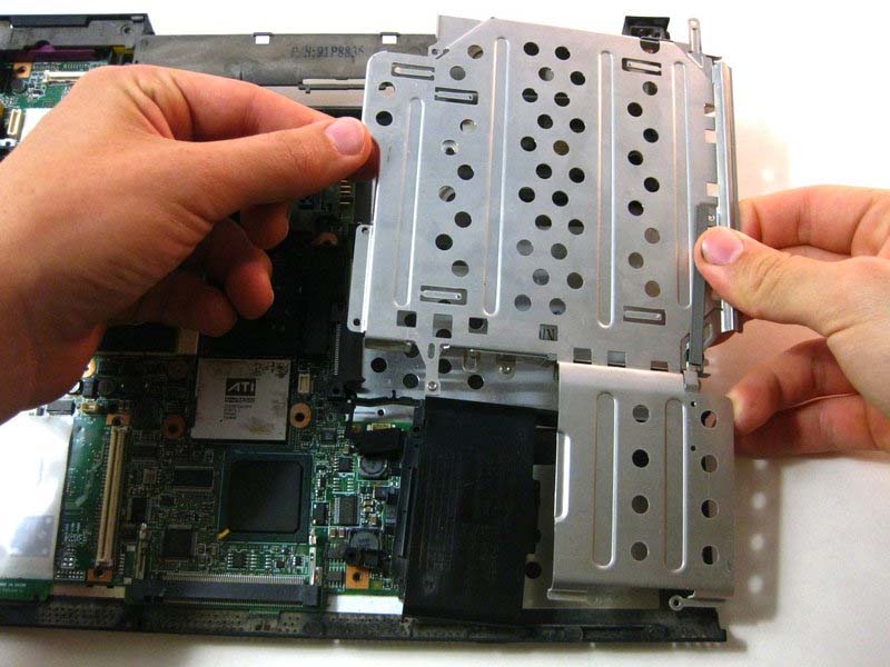 cac-buoc-thay-the-ram-cho-ibm-thinkpad-t42-h16