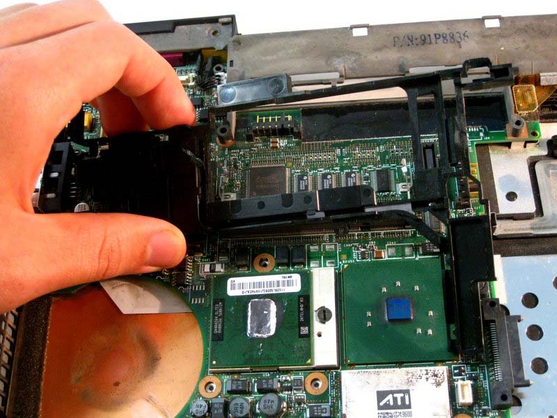 cac-buoc-thay-the-ram-cho-ibm-thinkpad-t42-h17