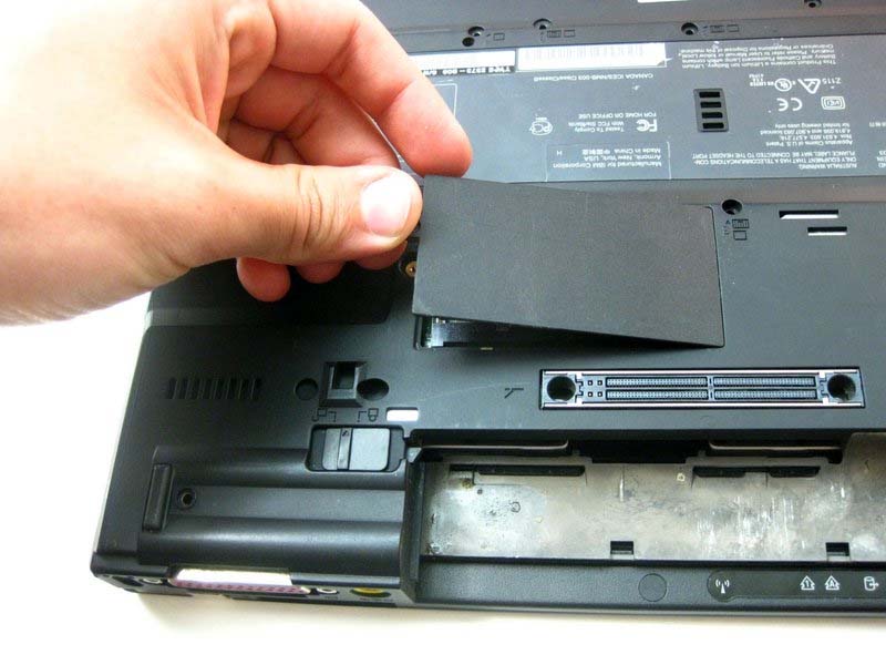 cac-buoc-thay-the-ram-cho-ibm-thinkpad-t42-h23