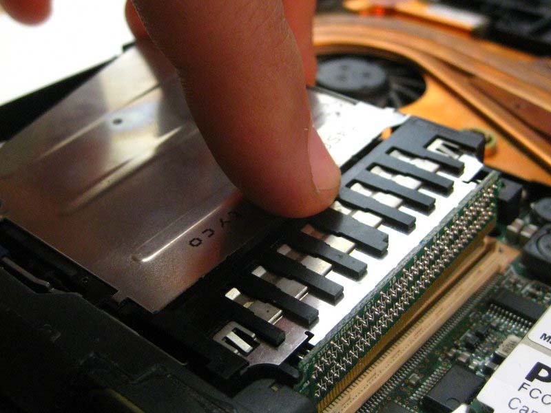 cac-buoc-thay-the-ram-cho-ibm-thinkpad-t42-h8