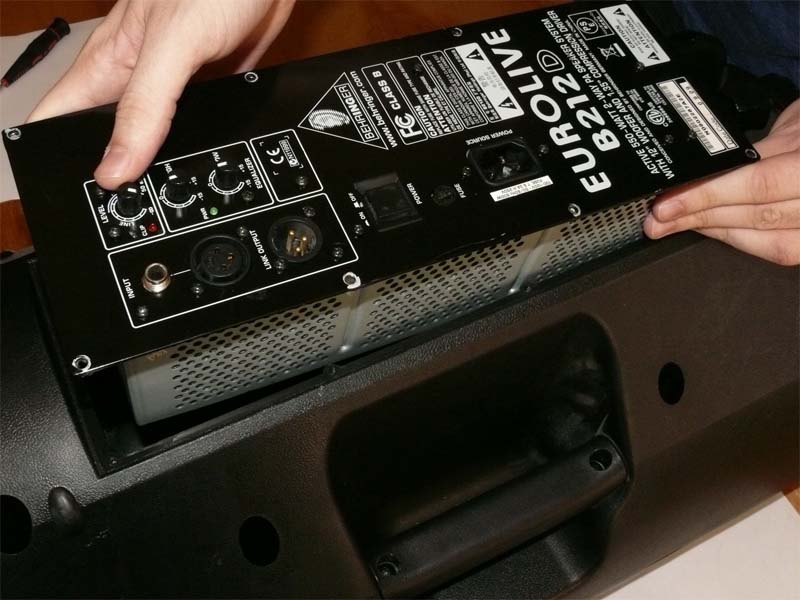 cach-thao-roi-bo-nguon-va-bang-djieu-khien-loa-behringer-eurolive-b212d-h2