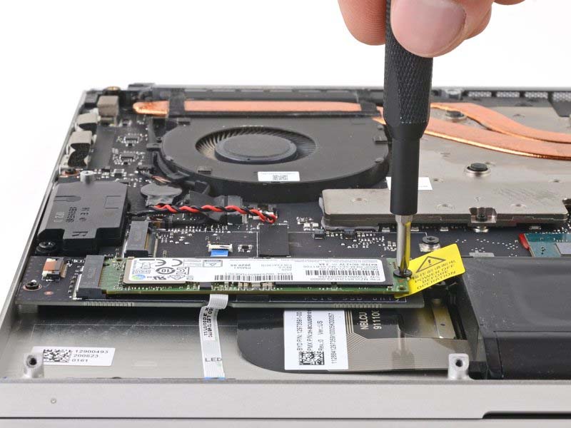 cach-thay-o-cung-ssd-cho-laptop-razer-blade-15-h8