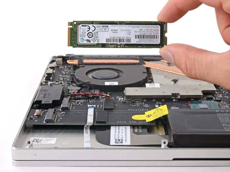 cach-thay-o-cung-ssd-cho-laptop-razer-blade-15-h9