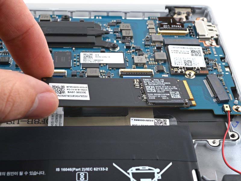 cach-thay-o-ssd-phu-tren-samsung-galaxy-book-pro-15-h9