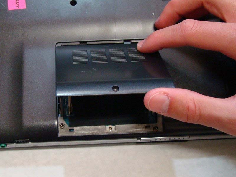 cach-thay-ram-cho-laptop-sony-vaio-vgn-fs640-h5