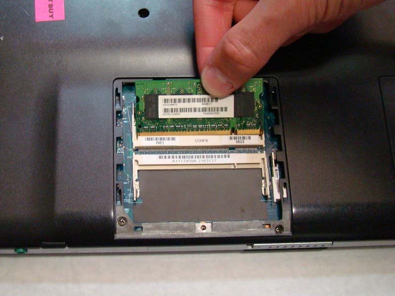 cach-thay-ram-cho-laptop-sony-vaio-vgn-fs640-h8