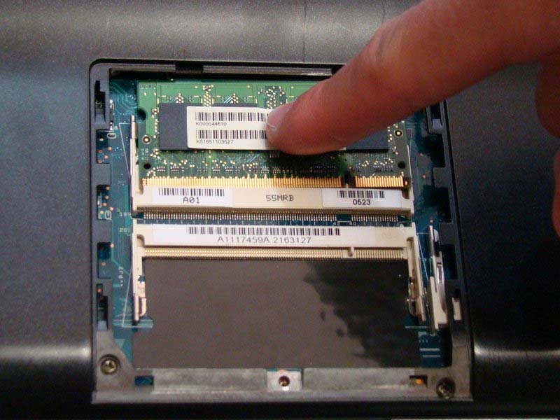 cach-thay-ram-cho-laptop-sony-vaio-vgn-fs640-h9