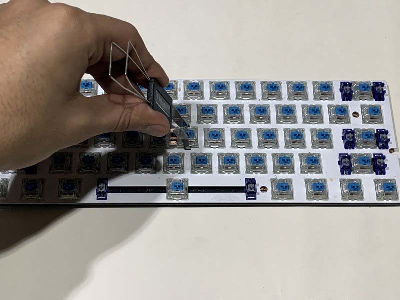 cach-thay-switch-cherry-mx-cho-ban-phim-ducky-one-2-mini-h7