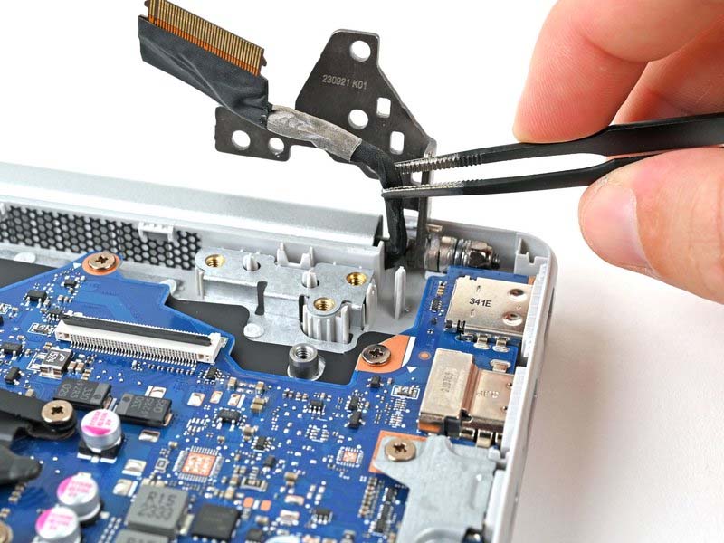 huong-dan-cac-buoc-thay-ban-le-laptop-hp-15-fc0000-series-h18