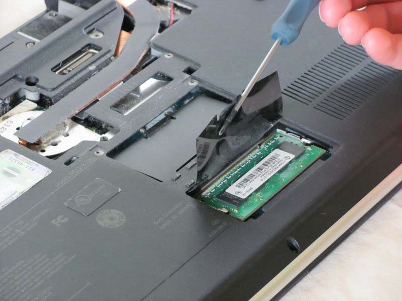 huong-dan-cach-thay-ram-cho-laptop-sony-vaio-vgn-sz120p