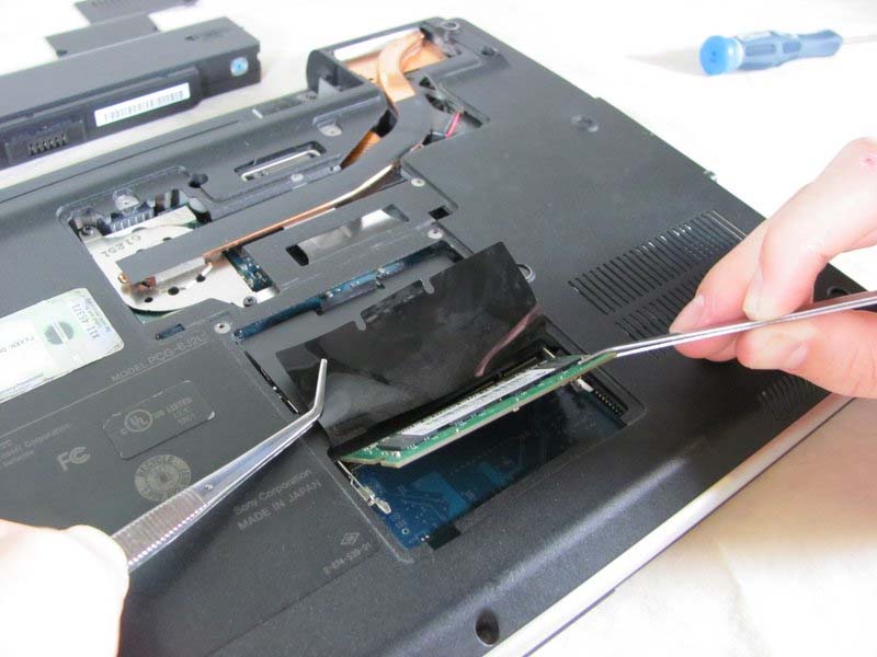 huong-dan-cach-thay-ram-cho-laptop-sony-vaio-vgn-sz120p