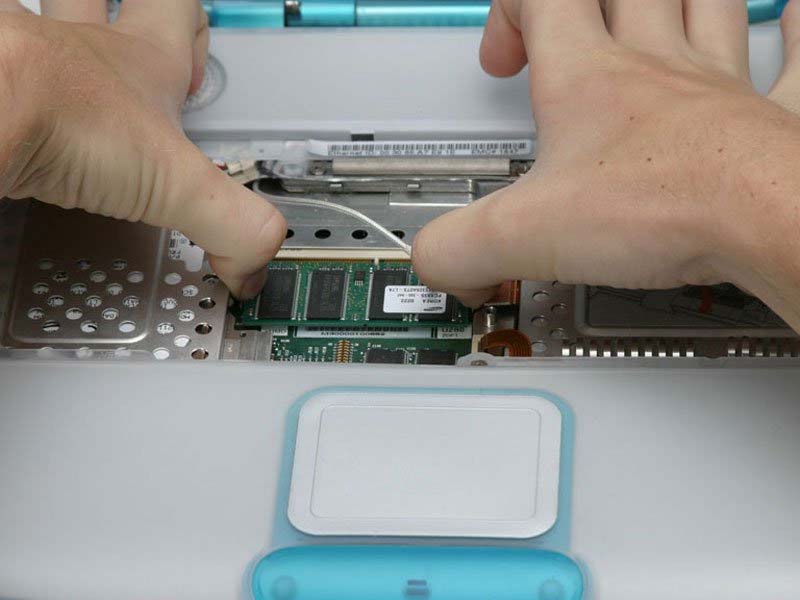 huong-dan-cach-thay-ram-laptop-ibook-g3-clamshell-h10