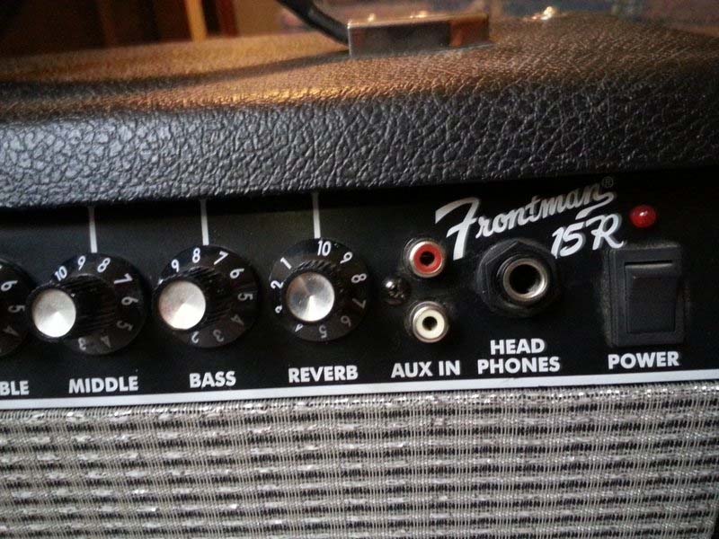 huong-dan-sua-jack-cam-djau-vao-tren-ampli-fender-frontman-15r-h13