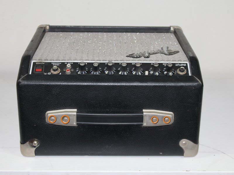 huong-dan-sua-jack-cam-djau-vao-tren-ampli-fender-frontman-15r-h6