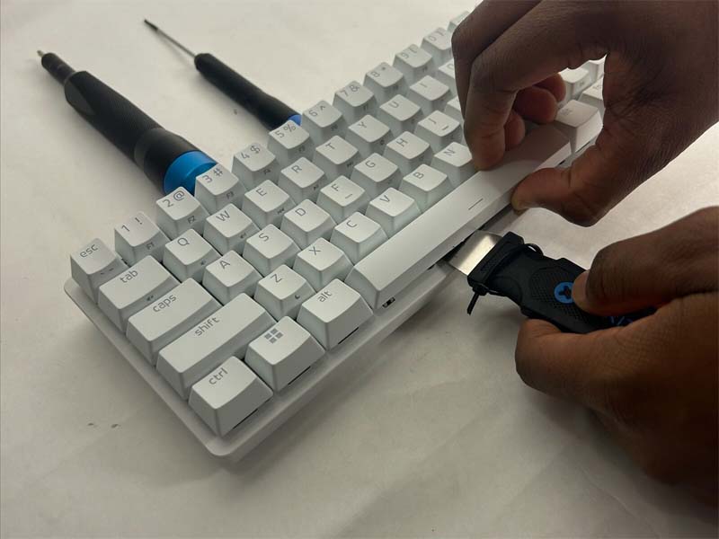 huong-dan-thay-bo-mach-io-razer-huntsman-mini