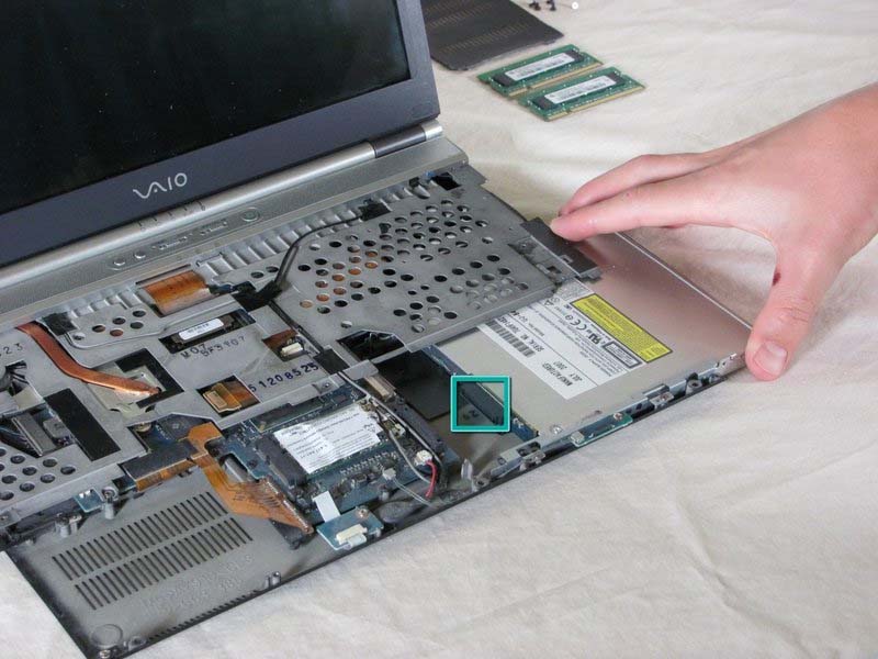 huong-dan-thay-o-djia-quang-cho-laptop-sony-vaio-vgn-sz120p-h8