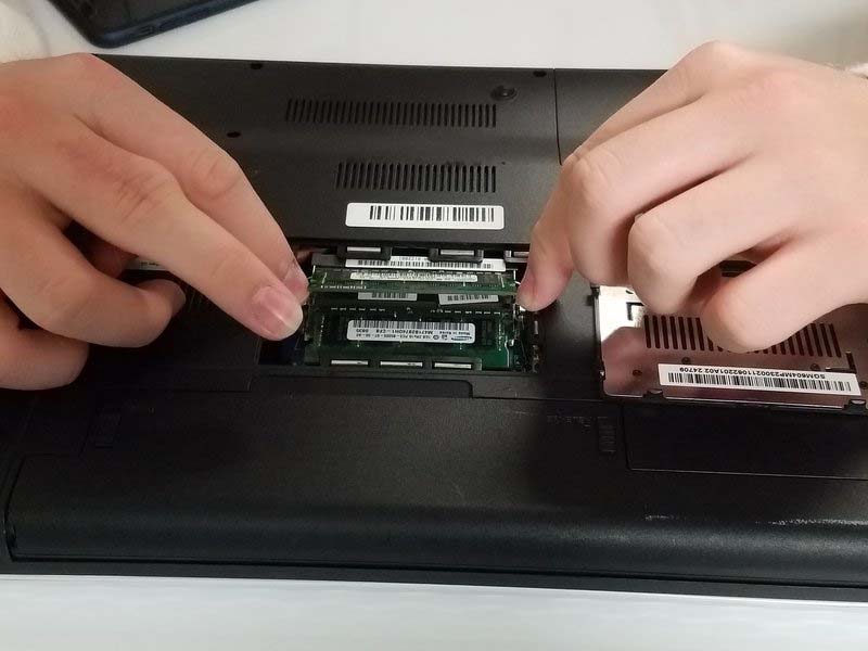 huong-dan-thay-thanh-ram-cho-laptop-sony-vaio-vpcel17fx-h3