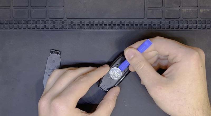 thao-roi-thiet-bi-djieu-khien-tesla-model-3-key-fob-h2