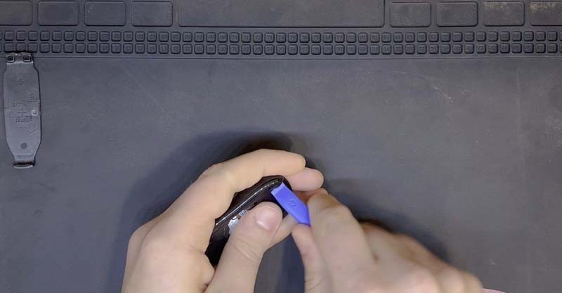 thao-roi-thiet-bi-djieu-khien-tesla-model-3-key-fob-h3