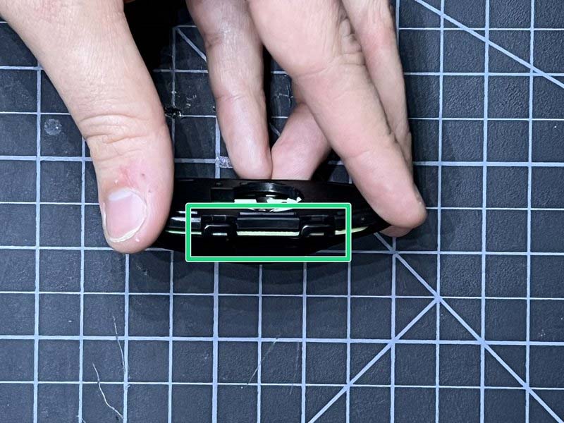 thao-roi-thiet-bi-djieu-khien-tesla-model-3-key-fob-h4