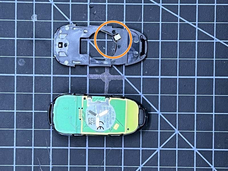 thao-roi-thiet-bi-djieu-khien-tesla-model-3-key-fob-h5
