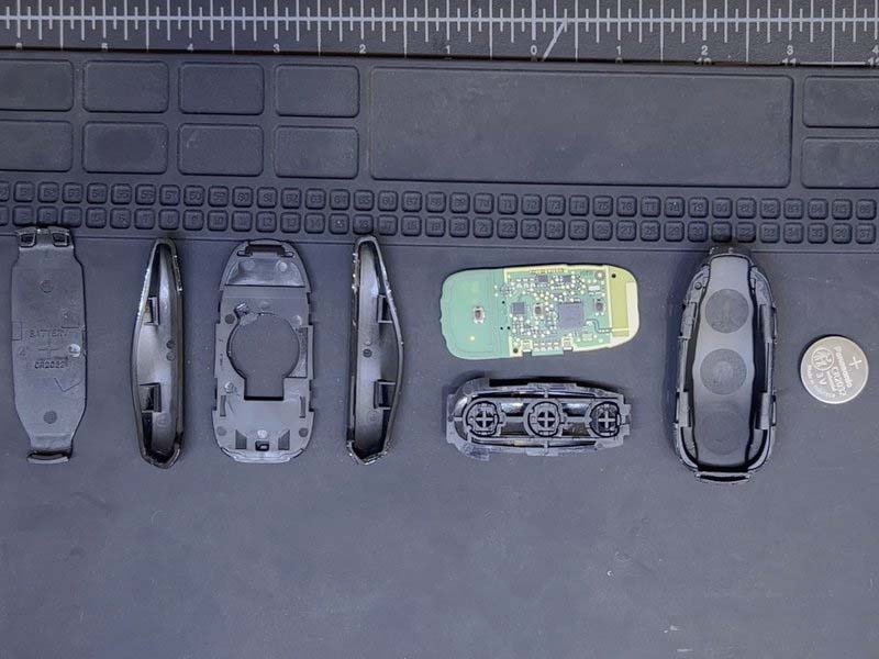 thao-roi-thiet-bi-djieu-khien-tesla-model-3-key-fob-h6