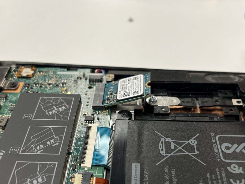 thay-hoac-nang-cap-o-ssd-nvme-trong-laptop-dell-inspiron-7586-2-in-1-h4
