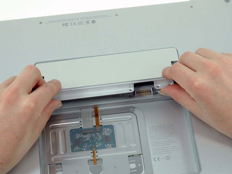 thay-the-ram-cho-macbook-pro-17-model-a1151-a1212-a1229-va-a1261-h3