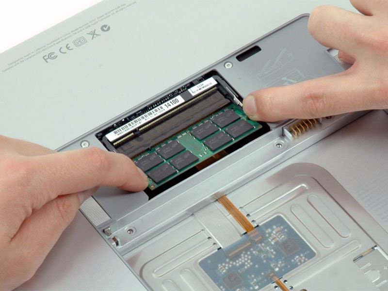 thay-the-ram-cho-macbook-pro-17-model-a1151-a1212-a1229-va-a1261-h4