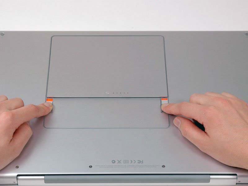 thay-the-ram-cho-macbook-pro-17-model-a1151-a1212-a1229-va-a1261