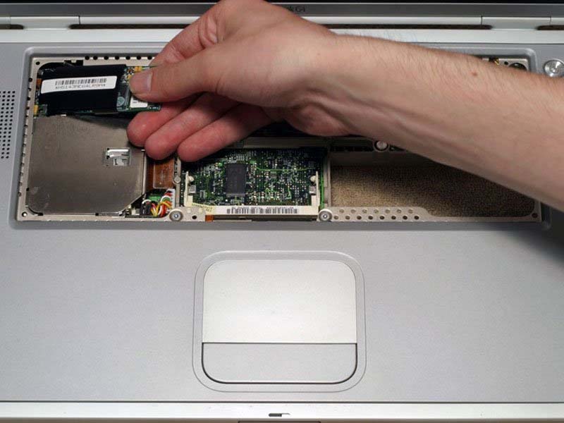 cach-thay-khay-giu-the-pcmcia-tren-powerbook-g4-titanium-onyx-h13