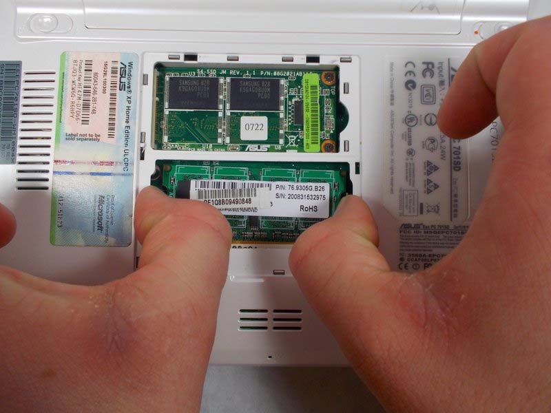 cach-thay-ram-tren-asus-eee-pc701sd-whi004x-h4
