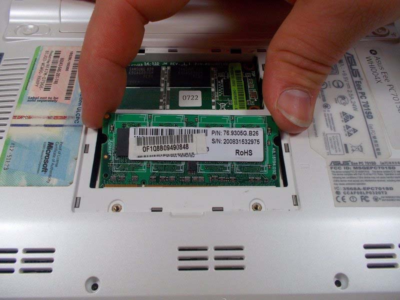 cach-thay-ram-tren-asus-eee-pc701sd-whi004x-h5