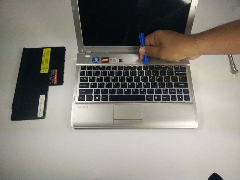 huong-dan-cach-thay-ban-phim-sony-vaio-pcg-31311l-h4