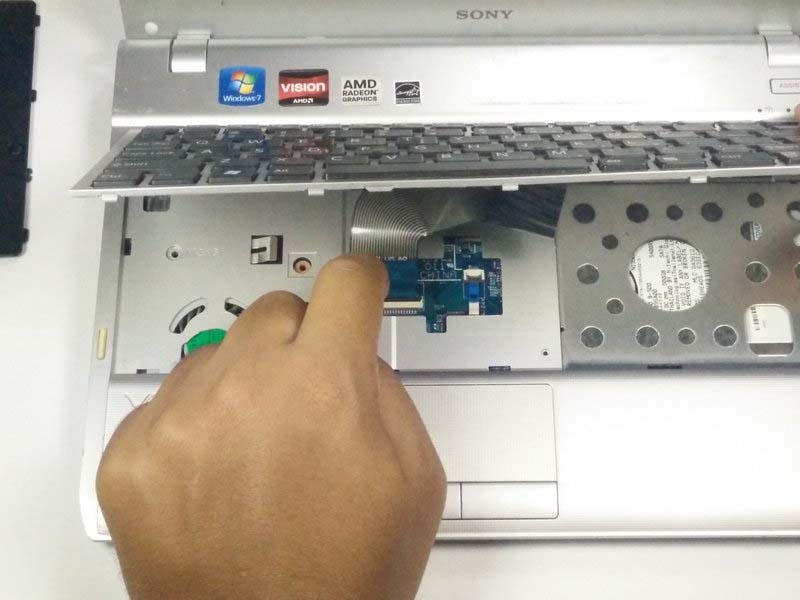 huong-dan-cach-thay-ban-phim-sony-vaio-pcg-31311l-h5