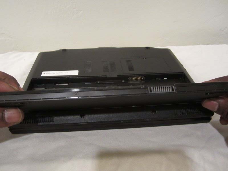 huong-dan-cach-thay-pin-tren-asus-eee-pc-t101mt-h4