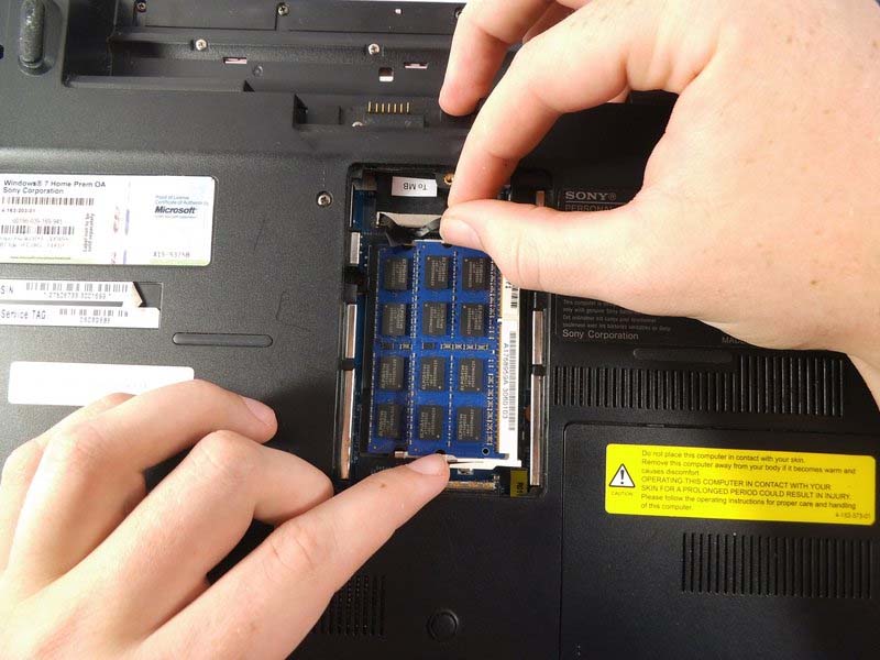 huong-dan-cach-thay-ram-laptop-sony-vaio-vpcw21fx-h4