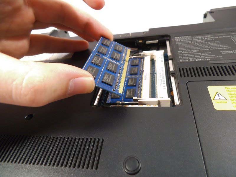 huong-dan-cach-thay-ram-laptop-sony-vaio-vpcw21fx-h5