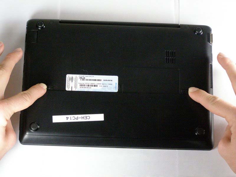 huong-dan-cach-thay-ram-tren-asus-eee-pc-1018p-h2