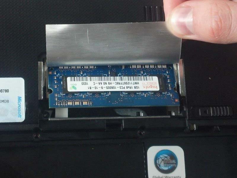 huong-dan-cach-thay-ram-tren-asus-eee-pc-1018p-h5