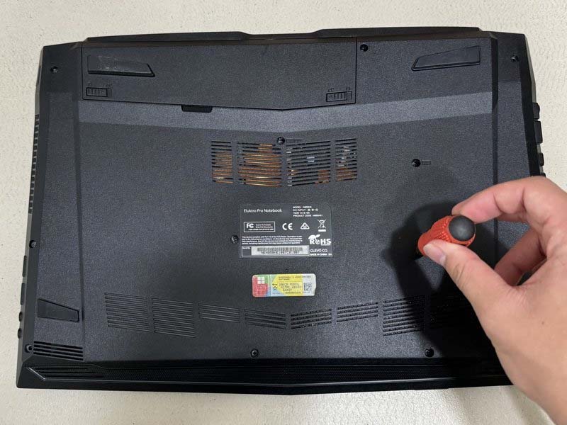 huong-dan-cach-thay-ssd-trong-laptop-eluktronics-n850hk-h2