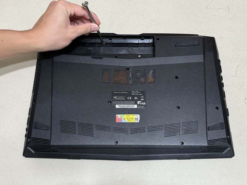 huong-dan-cach-thay-ssd-trong-laptop-eluktronics-n850hk-h3