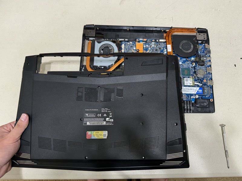 huong-dan-cach-thay-ssd-trong-laptop-eluktronics-n850hk-h4