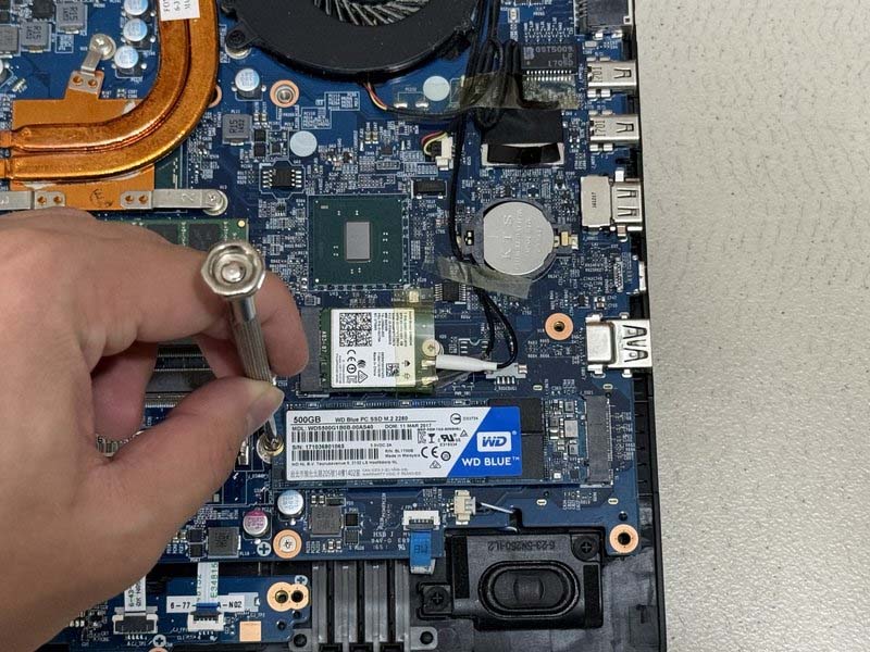 huong-dan-cach-thay-ssd-trong-laptop-eluktronics-n850hk-h6