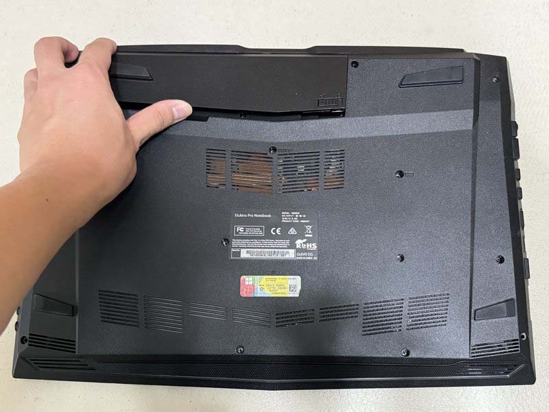 huong-dan-cach-thay-ssd-trong-laptop-eluktronics-n850hk-h7