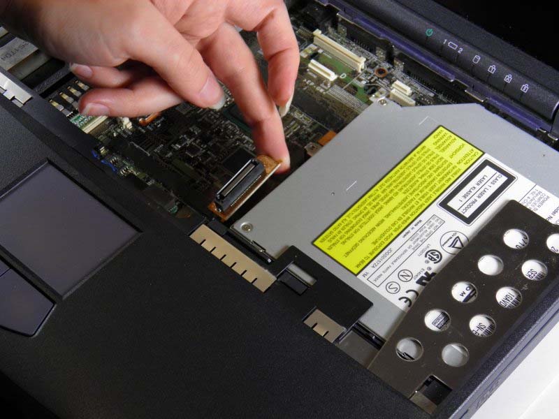 huong-dan-thay-o-djia-dvd-cho-laptop-sony-vaio-pcg-981l-h11
