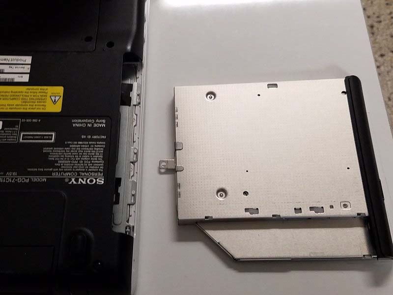 huong-dan-thay-o-djia-quang-sony-vaio-vgn-fs640-h3