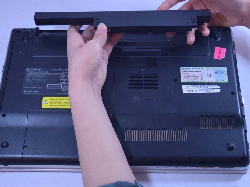 huong-dan-thay-pin-laptop-sony-vaio-vpceb11fm-h3